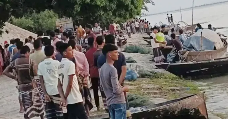 নৌকাডুবির ঘটনায় এলাকাবাসীর ভিড়